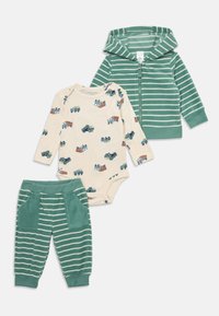Tre-delt babytøj: grøn stribet zip-up hoodie, cremefarvet langærmet bodystocking med lastbiltryk, grønne stribede bukser med lommer.