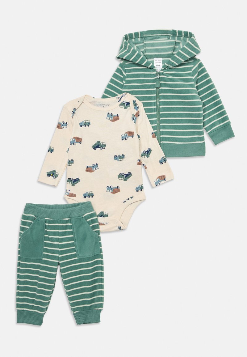 Drie-delige babyoutfit: groene gestreepte rits hoodie, crème lange mouwen bodysuit met vrachtwagenprint, groene gestreepte broek met zakken.