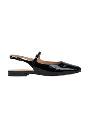 Czarne lakierowane buty typu slingback na płaskiej podeszwie z wydłużonym noskiem, z zapięciem na klamrę i gładką, błyszczącą teksturą.