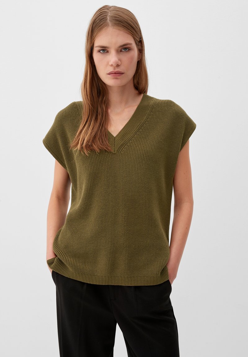 Olivgrünes Stricktop mit einem V-Ausschnitt und kurzen, gerafften Ärmeln. Texturiert, mit lockerer Passform und geradem Saum. Keine sichtbaren Muster.