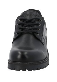 Schwarze Lederschuhe mit glatter Oberfläche, runder Zehenform und Schnürdesign. Mit Metallösen und einer robusten profilierte Laufsohle.