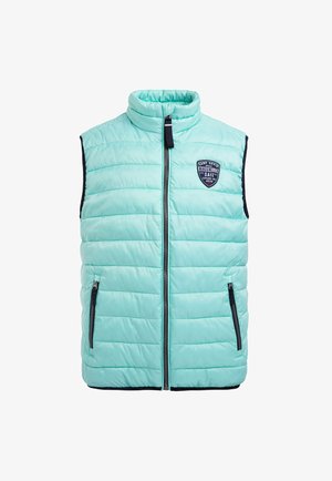 Chaleco sin mangas acolchado de color azul claro con cuello alto, cremallera frontal, dos bolsillos con cremallera y un pequeño logo en el pecho.