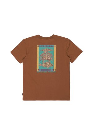 T-shirt in cotone marrone con una vivace stampa grafica sul retro, che raffigura la vita marina su uno sfondo turchese con bordature decorative.