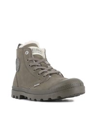 Grijze hoge laarzen van suede met een gestructureerde rubberen zool, voorzien van een witte nepbont voering, vetersluiting aan de voorkant en logodetail.