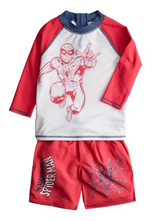 Costume da bagno due pezzi per bambini con maniche lunghe rosse, top bianco con grafica di Spiderman e pantaloncini rossi con ragnatela di Spiderman e testo.