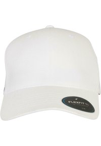 Hvid Flexfit kasket med buet skygge, glat stoftekstur og et markant rundt mærke på fronten.