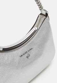 MICHAEL Michael Kors JET SET CHARM CHAIN POUCHETTE - Håndveske - silver-coloured