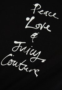 Zwarte katoenen T-shirt met witte handgeschreven tekst: "Peace Love & Juicy Couture" in verschillende decoratieve stijlen en formaten.