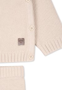 Cardigan beige a maglia con scollo rotondo, grandi bottoni, orlo a coste e una trama particolare. Include pantaloni a coste abbinati per un look coordinato.