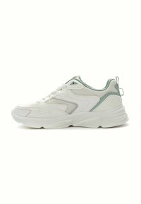 Sneaker atletica bianca con materiali in mesh e sintetici, caratterizzata da un accento verde chiaro, pannelli laterali testurizzati e un design a suola spessa.