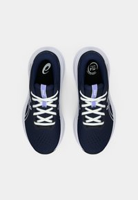 Ναυτικές αθλητικές παπούτσια τρεξίματος με πλέγμα στο πάνω μέρος, λευκές κορδόνες και μωβ λεπτομέρεια. Διαθέτουν μαλακή σόλα και λογότυπο στο πλάι.