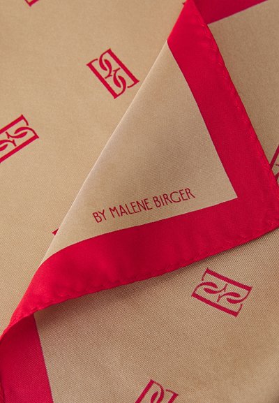 By Malene Birger MONNIS - Kaelarätt - tannin