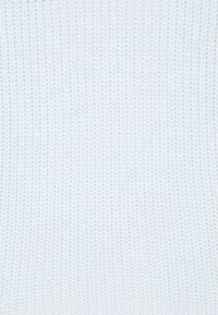 Tessuto lavorato a maglia di un blu chiaro con una consistenza fine, caratterizzato da una tessitura uniforme e un leggero lucido su tutta la superficie. Nessun motivo o accentuazione distintiva.