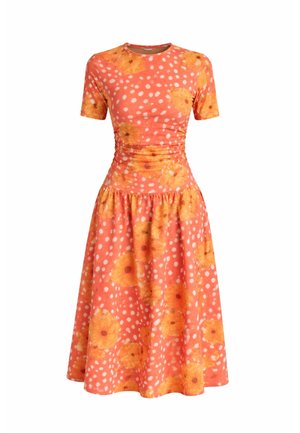 Koraalrode jurk tot op de knie met korte mouwen, getailleerde taille, witte polkadots en een groot gele bloemenpatroon over de hele stof.