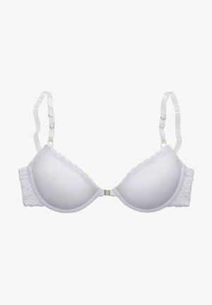 Weißer gepolsterter BH mit Spitzenbesatz, verstellbaren Trägern und glatter Oberfläche. Mit floralem Akzent an den Trägern und einem Metall-Hakenverschluss.