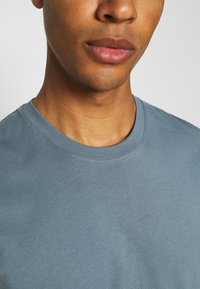 ARKET MALTE - T-shirt estampada - turquoise