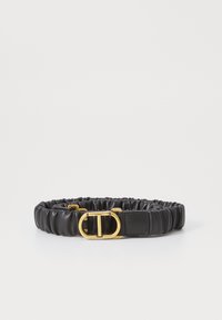 Ceinture en cuir noir avec une texture froncée, dotée d'une boucle ronde en ton doré et d'un accent rectangulaire pour le fermer.
