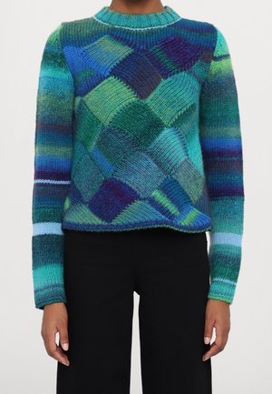 Gestrickter Pullover mit Patchwork-Design in Blau-, Grün- und Lilatönen, mit langen Ärmeln und rundem Ausschnitt.