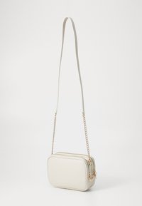 Borsa a tracolla sintetica bianca di forma rettangolare, con hardware dorato, due scomparti con zip e una tracolla adornata da catena.