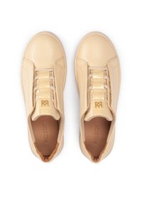 Fűzős, bézs bőr sportcipő sima felülettel, fényes díszítéssel a nyelvén és márkás talpbetéttel.