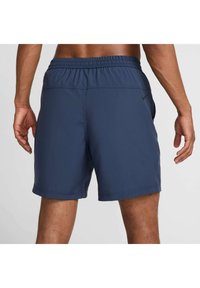 Męskie granatowe szorty sportowe wykonane z lekkiego materiału, z elastycznym pasem, eleganckim designem i subtelnym detalem logo.