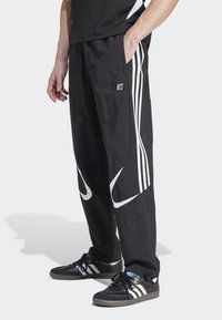 adidas Originals ADIDAS NTS RADIO CARGO - Treniņtērpa apakšdaļas - black