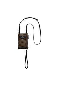 Braun gemusterte Umhängetasche mit schwarzem Tragen, Klappenverschluss und einer Fronttasche mit Designer-Logo. Hergestellt aus strukturiertem Material.