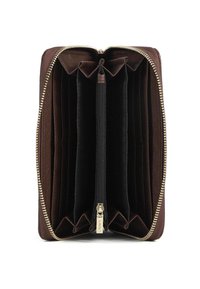 Portafoglio marrone con zip che si apre per rivelare numerosi scomparti per carte e un comparto centrale con zip per le monete.