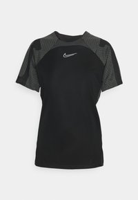 Svart atletisk t-shirt med korta ärmar, med texturerade grå axelpaneler och en vit logga på bröstet. Slät tygfinish.