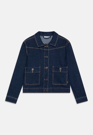 Veste en jean bleu foncé avec manches longues, fermeture boutonnée, col et deux grandes poches avant avec rabats boutonnés.