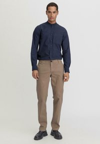 hessnatur Chino - lehm