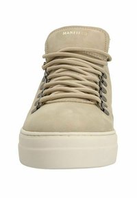 Beige suède sneakers met ronde neus, rubberen zool, metalen oogjes en beige veters. Logo "MANFIED" geperst op de tong.