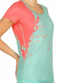 Camiseta deportiva de manga corta en verde menta con un patrón de salpicaduras en coral. Presenta un escote redondo y costuras en contraste. Fabricada con un material ligero.