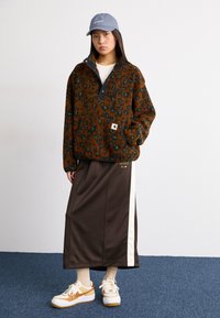 Carhartt WIP ELLIOT HIGH NECK LINER - Pulover iz flisa - camo leo/tamarind/black