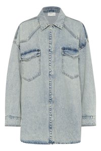 Giacca camicia in denim azzurro chiaro con due tasche sul petto, colletto alla francese e dettagli di cucitura a vista. Vestibilità rilassata con maniche lunghe.