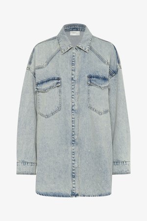 Veste chemise en denim bleu clair avec deux poches poitrine, un col évasé et des détails de couture visibles. Coupe décontractée avec des manches longues.