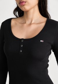 Tommy Jeans HENLEY FLARE DRESS - Φόρεμα από ζέρσεϊ - black