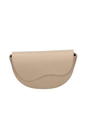 Pochette en cuir beige en forme de demi-lune avec un rabat courbé et des coutures apparentes le long des bords.