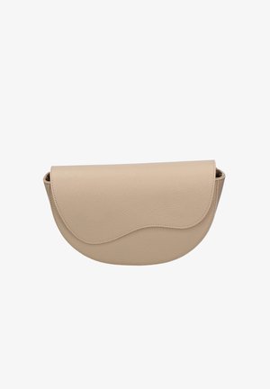 Beige leren clutch in halve maanvorm met een gebogen flapsluiting en zichtbare stiksels langs de randen.