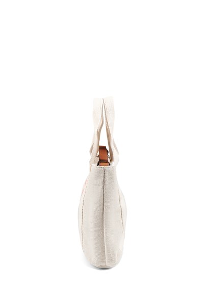 Borsa in tela di colore avorio, con due manici e una tracolla decorativa. Il design include tessuto testurizzato e sottili dettagli di cucitura.