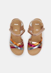 Mehrfarbige Sandalen mit braunem Basis und metallischen Riemen in Pink, Blau, Orange und Silber, die ein elegantes Design und dekorative Beschläge aufweisen.