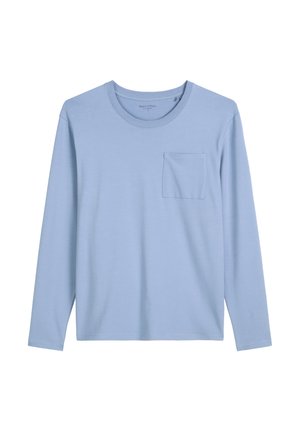 Camiseta de manga larga azul claro, hecha de tejido suave, con un cuello redondo y un bolsillo en el pecho. Diseño sencillo con un detalle mínimo.