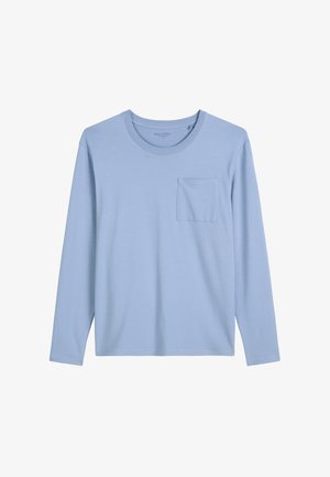 T-shirt à manches longues bleu clair en tissu doux, avec un col rond et une poche poitrine. Design simple avec un minimum de détails.