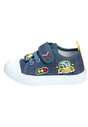 Niebieski bucik dla malucha z białą podeszwą, paskiem na rzep, sznurowadłami oraz haftowanymi wzorami samochodu i sygnalizacji świetlnej z boku.