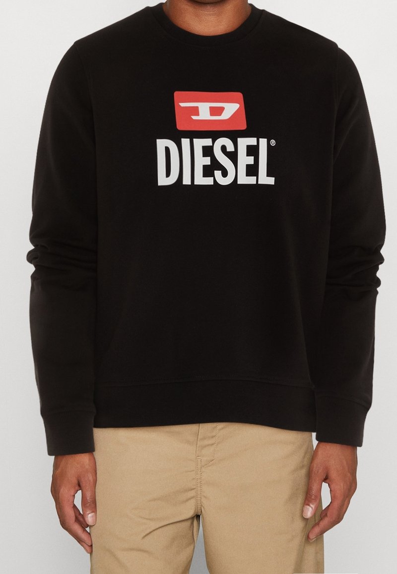 Felpa nera realizzata in tessuto morbido, con un audace logo bianco "DIESEL" e una scatola rossa accentata con una "D" stilizzata. Design classico con collo rotondo.