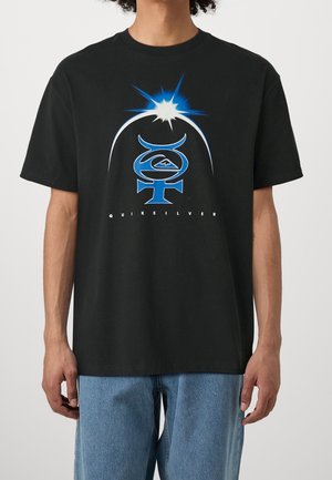 Zwart katoenen T-shirt met een blauw grafisch ontwerp van een berg en zonmotief, met de tekst "QUIKSILVER" onderaan.