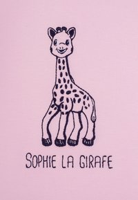Illustrazione ricamata di una giraffa con macchie, faccia sorridente, in piedi su quattro zampe, su uno sfondo rosa. Il testo dice "Sophie la girafe."