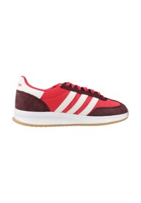 Roter und bordeauxfarbener Adidas-Sneaker mit weißen Streifen, Schnürsenkeln, weißer Sohle und gumifarbener Außensohle, seitlich gezeigt.