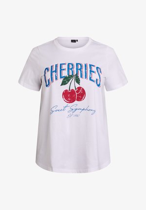 Biała krótka koszulka z niebieskim napisem "CHERRIES", czerwonymi wiśniami z zielonymi liśćmi oraz niebieskim kursywą napisem "Sweet Symphony Est. 1982" poniżej.