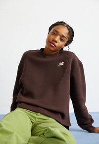 New Balance LINEAR HERITAGE BRUSHED BACK CREWNECK - Sportska majica - black coffee